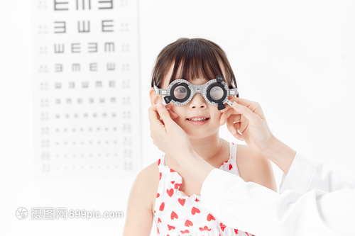 小女孩配眼鏡的溫馨時刻